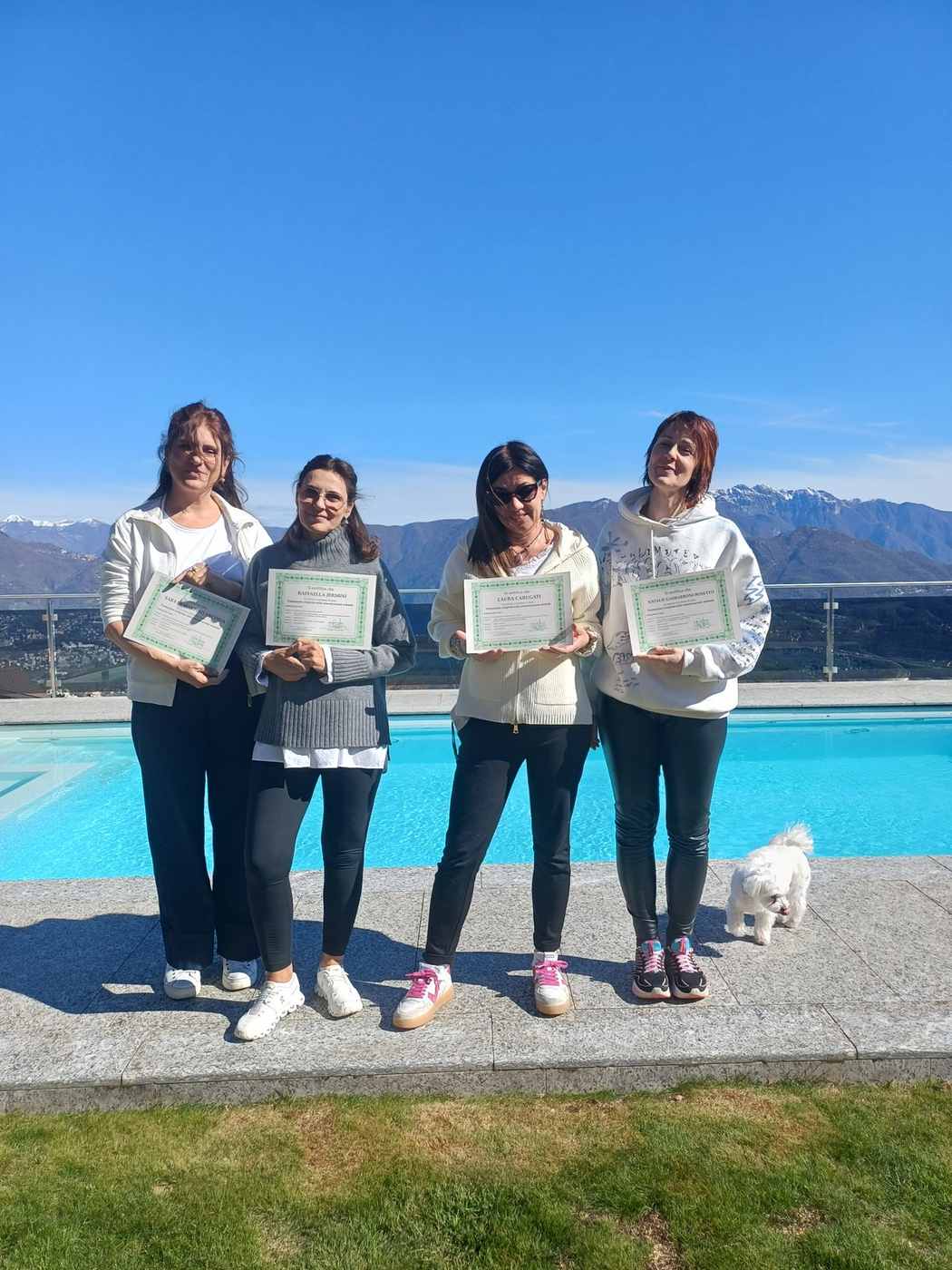 Gruppo con certificati del corso di comunicazione animale